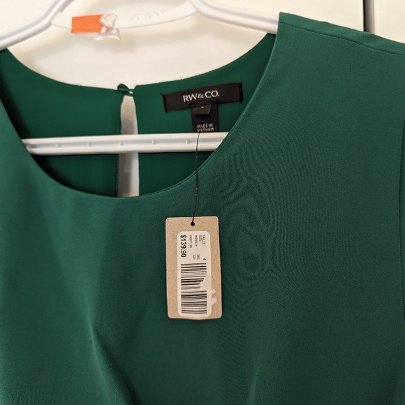 Beautiful green dress with tags - Picture 4 of 4